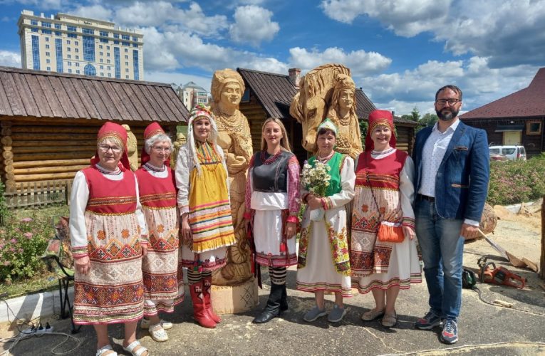 Фотоотчёт с яркого, колоритного, мордовского Фестиваля-конкурса резчиков по дереву «Поющее дерево».