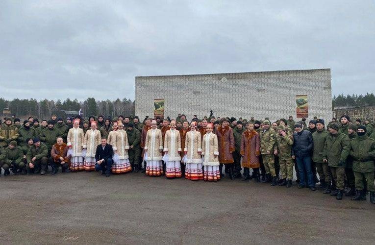 Артисты из Мордовии выступили с концертом перед мобилизованными земляками