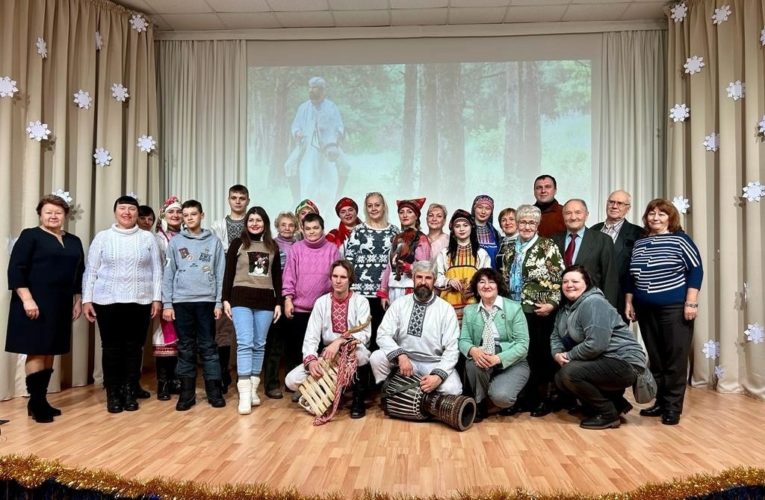 8 января в актовом зале Пушкинки состоялся новогодний концерт государственного фольклорного ансамбля «Торама» «Од ие марто! (С Новым годом!)».