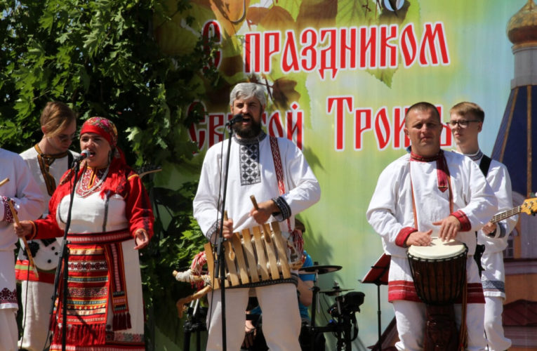 Поздравляем С Днём Святой Троицы!