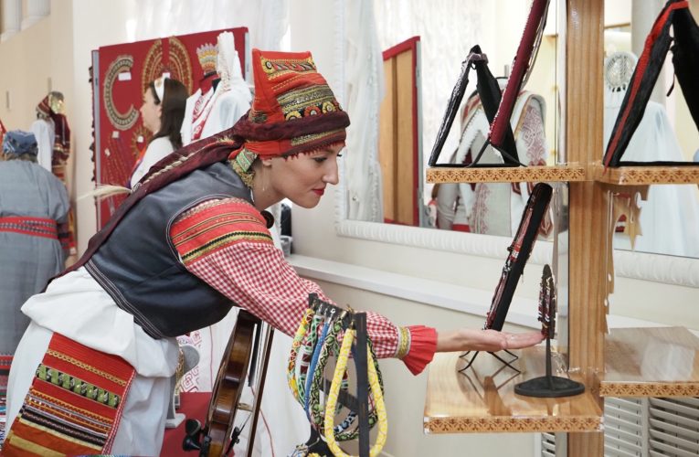 Фольклорный ансамбль «Торама» принял участие в открытии выставки «Мелодия морёного дуба».