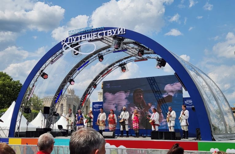 Сегодня, в День России, Фольклорный ансамбль «Торама» представляет Республику Мордовия на Главной сцене Международного туристического форума «Путешествуй» в Москве на ВДНХ!